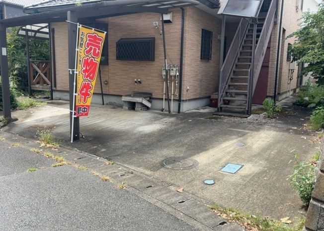 【駐車場】 | 駐車場と明記されていても、最小スペースでつくられた駐車場だと大型車は駐車できなかったり、出入りしにくくなったりする可能性があります。お車のサイズと購入したい物件の駐車場のサイズを現地で確認しましょう。
