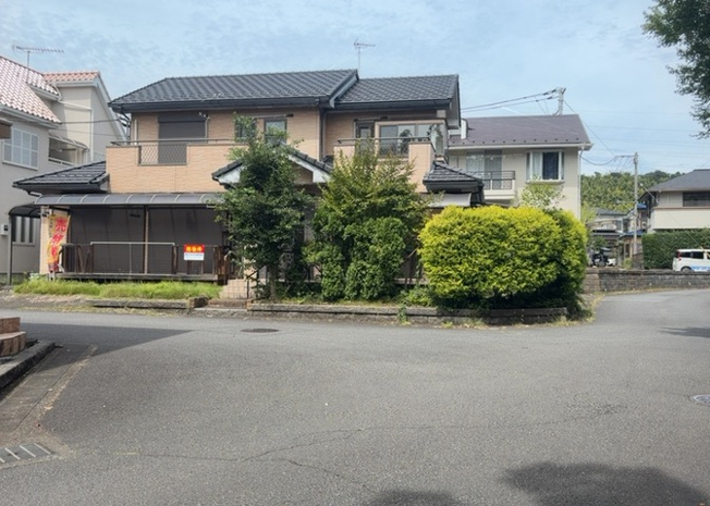 【前面道路含む現地写真】 | 住宅用の土地では前面道路に2m以上接していなければならないと法律で定められています。しかし、お持ちの車のサイズやライフスタイルなどにより、2mでは利便が悪い場合もございますので、事前に確認しましょう。
