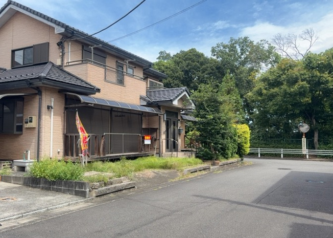 【前面道路含む現地写真】 | お持ちの車種によっては前面道路が広い方が便利でしょう。しかし、前面道路が広ければその分交通量が多くなるため、騒音などが気になる場合があります。実際に現地を見学し、周辺交通量や騒音などを確認しましょう！