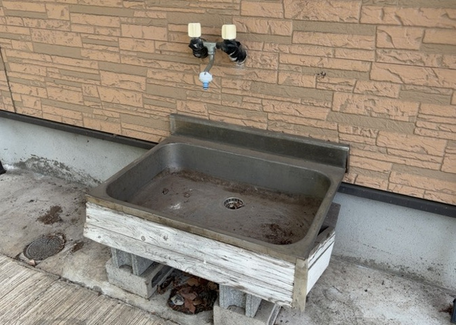 【設備】 | 敷地内に散水栓や立水栓があると便利です。水道水を直接利用できるため、水を運ぶ手間を省くことが出来ます。大量の水を必要とする洗車作業や清掃などに役立ちます。その他設備とあわせて、現地でご確認ください。