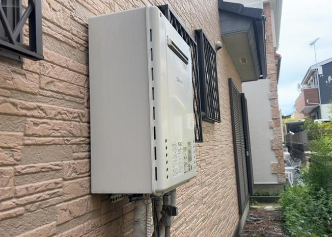 【発電・温水設備】 | 省エネ給湯器とは従来型の給湯器より熱効率が高く、少ない燃料でたくさんのお湯を沸かすことが出来る高効率な給湯器のことを指します。また、省エネ給湯器には種類があり、利便性や効果なども様々です。