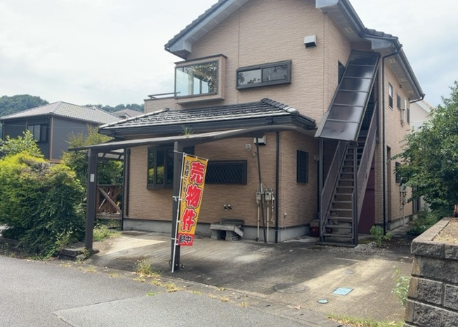 【構造・工法・仕様】 | 木造住宅とは土台、壁、柱など建築物の強度を支える構造体の材に木が使用されている構造を指します。構造体は建物の自重を支えるだけではなく風圧や水圧、積裁荷重などあらゆる衝撃に耐えるための基礎です。