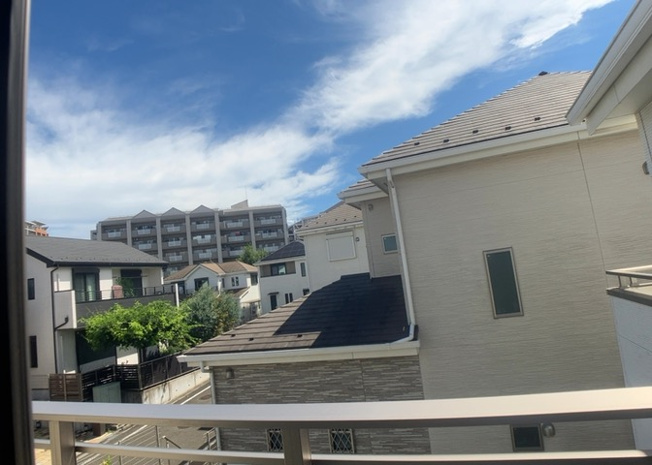 【展望】 | 高台および閑静な住宅街に位置しており、バルコニーや窓からは開放感ある眺望が広がります。前面に高い建物が迫っていないため、優れた日当たりと風通しが確保されており、毎日の暮らしに癒やしを与えます。