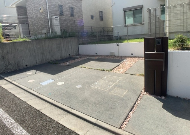 【駐車場】 | 敷地内にはお車を2台並列で駐車できるカースペースを用意しております。ハイルーフ車の駐車も可能な平面駐車場となっており、出し入れもしやすく便利。ご夫婦でそれぞれお車をお持ちのご家庭にもお勧めです。
