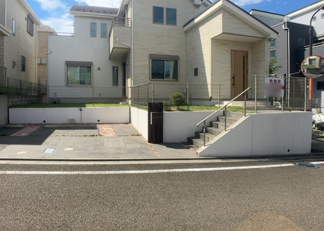 【前面道路含む現地写真】 | 北側前面道路は幅員約6.0mと十分な広さがあり、お車のすれ違いや庫入れもスムーズに行えます。周囲の整備された歩道や交通量の少なさも魅力で、小さなお子様がいるご家庭も安心して暮らせる環境です。