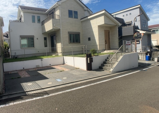 【前面道路含む現地写真】 | 周辺は第一種中高層住居専用地域に指定された落ち着いた街並みです。東谷公園まで約224m（徒歩3分）と緑豊かな環境が身近に整っております。歩道も整備されており日々の散歩や通学にも安全なロケーション。