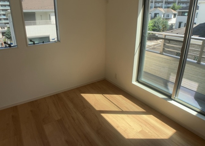 【子供部屋】 | 2階にある2つの6.0帖洋室は、子供部屋としても最適な広さです。各室にクローゼットを備えており、衣類や学用品、おもちゃなどを自分自身で整理整頓できる仕様。日当り・通風も良く快適に過ごせます。