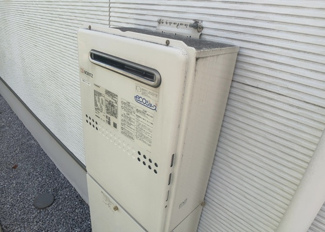 【発電・温水設備】 | スイッチひとつでお湯張りや保温、追焚が可能なオートバス・省エネ給湯機を装備。浴室内の壁には操作リモコンが設置されており、通話機能や追焚機能などを手軽に使えて、毎日のバスタイムがより便利になります。