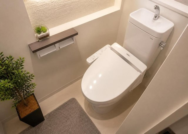 【トイレ】 | 清潔感あふれる温水洗浄便座付きのトイレは、快適な日常をサポートします。本物件は1階と2階の合計2箇所にトイレが設置されているため、慌ただしい朝の時間帯や来客時にもスムーズに使用できて重宝します。