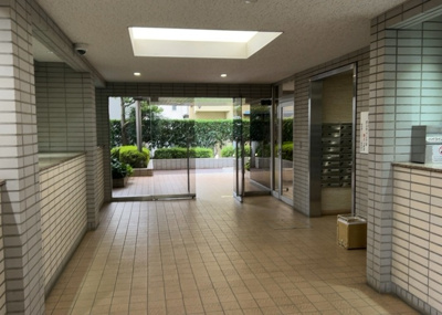 【エントランス】 | 南林間ハイライズ | 総戸数148戸のスケール感を誇る南林間ハイライズのエントランスです。管理形態は全部委託の巡回管理となっており、共用部の掃除や管理体制が行き届いた安心の居住環境が整えられているマンションです。