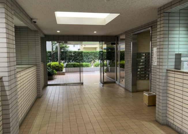 【エントランス】 | 南林間ハイライズ | 総戸数148戸のスケール感を誇る南林間ハイライズのエントランスです。管理形態は全部委託の巡回管理となっており、共用部の掃除や管理体制が行き届いた安心の居住環境が整えられているマンションです。