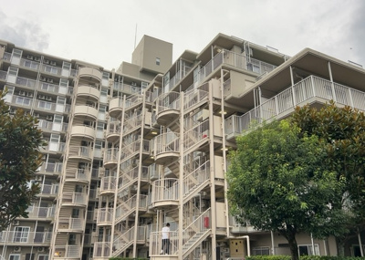 【現況写真】 | 南林間ハイライズ | 空家状態となっており現地をご見学いただけます。2026年9月のリフォーム完了前の様子や室内からの日当たり、前面道路の幅員などをしっかりご確認可能です。見学希望やご質問はお気軽にお問い合わせ下さい。