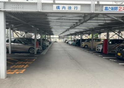 【駐車場】 | 南林間ハイライズ | 敷地内には月額5,000円でご利用いただける駐車場がございます（空有）。出し入れがしやすい平坦な自走式駐車場となっており、お車をお持ちの方にも安心の設備条件が整っている中古マンションです。