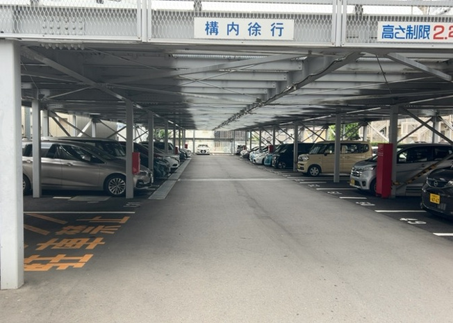 【駐車場】 | 南林間ハイライズ | 敷地内には月額5,000円でご利用いただける駐車場がございます（空有）。出し入れがしやすい平坦な自走式駐車場となっており、お車をお持ちの方にも安心の設備条件が整っている中古マンションです。