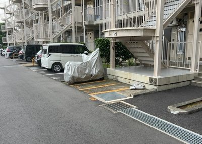 【駐輪場】 | 南林間ハイライズ | 敷地内には自転車を停められる駐輪場が用意されており、使用料は無料（空有）です。小田急線南林間駅や東急田園都市線中央林間駅への移動や、周辺のスーパー・学校への買い物・通学にも自転車が活躍します。