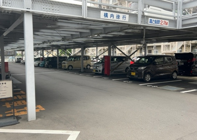 【駐車場】 | 南林間ハイライズ | 南林間ハイライズの敷地内に完備された平面駐車場です。自走式のため大型車の出し入れもスムーズに行えます。空き状況や車種制限等の詳細につきましては、事前に担当者までお気軽にお問い合わせください。
