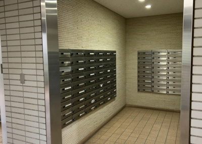 【設備】 | 南林間ハイライズ | 共用部に設置された集合郵便受けです。住人同士が気持ちよく利用できるよう整理整頓が行き届いています。毎日の郵便物の取り出しもスムーズに行え、管理体制の良さを実感していただけるポイントです。
