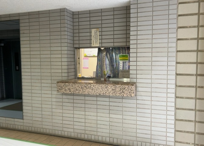 【受付】 | 南林間ハイライズ | マンションの管理状況を確認できる共用スペースです。全部委託による巡回管理体制が整えられており、建物の維持管理や清掃状況も良好です。安心して快適にお住まいいただける居住環境が守られています。