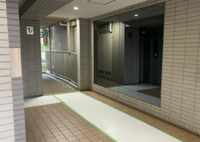 【ロビー】 | 南林間ハイライズ | エントランス近くにある共用スペースは清掃が行き届いており、住まう方や訪れる方を優しく出迎えます。総戸数148戸の規模ならではのゆとりある共用空間が確保され、落ち着いた雰囲気が漂っています。