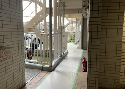 【ロビー】 | 南林間ハイライズ | ゆったりとした広さを持つエントランスロビーです。築年数を感じさせない行き届いた清掃と管理状況により、いつでも気持ちよく通過できます。住まいの顔として上質な空気を醸し出している空間です。