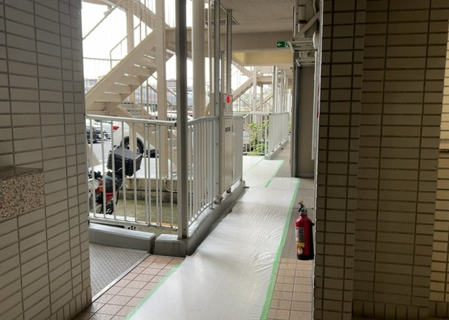 【ロビー】 | 南林間ハイライズ | ゆったりとした広さを持つエントランスロビーです。築年数を感じさせない行き届いた清掃と管理状況により、いつでも気持ちよく通過できます。住まいの顔として上質な空気を醸し出している空間です。