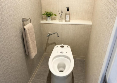 【トイレ】 | 南林間ハイライズ | リフォーム完了予定の清潔感あるトイレ空間です。お手入れがしやすく快適に使用できる温水洗浄便座を新規設置するほか、床にはフロアタイルを採用し、壁クロスも新しく張り替えてリフレッシュされます。