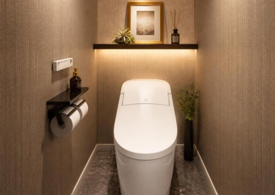 【トイレ】 | 南林間ハイライズ | リフォーム完了予定の清潔感あるトイレ空間です。お手入れがしやすく快適に使用できる温水洗浄便座を新規設置するほか、床にはフロアタイルを採用し、壁クロスも新しく張り替えてリフレッシュされます。