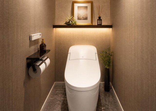 【トイレ】 | 南林間ハイライズ | リフォーム完了予定の清潔感あるトイレ空間です。お手入れがしやすく快適に使用できる温水洗浄便座を新規設置するほか、床にはフロアタイルを採用し、壁クロスも新しく張り替えてリフレッシュされます。