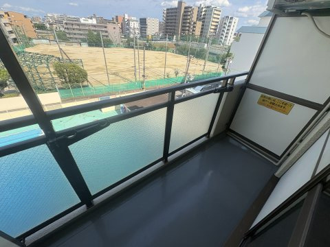 KM江坂のバルコニー