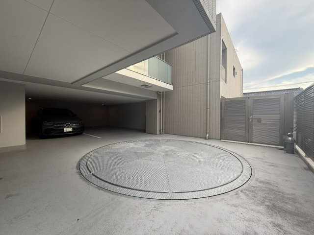 ピアース柿の木坂の駐車場