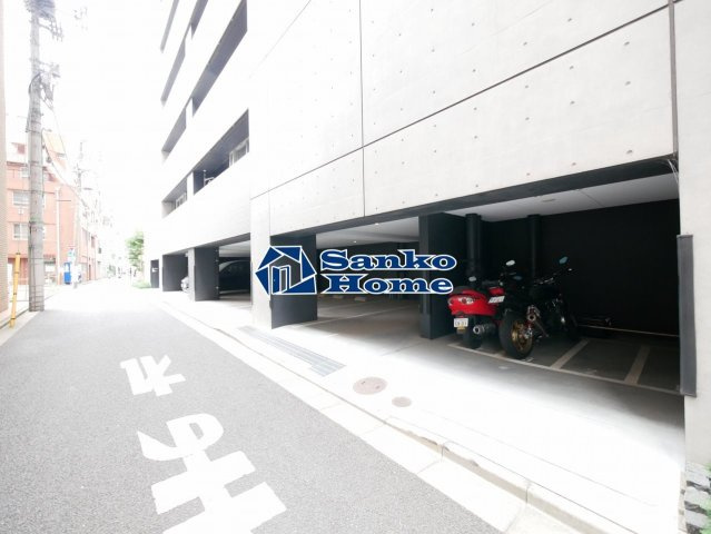 コンフォリア新川の駐車場