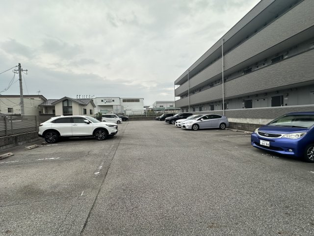 アンプルール フェールM’sⅡの駐車場
