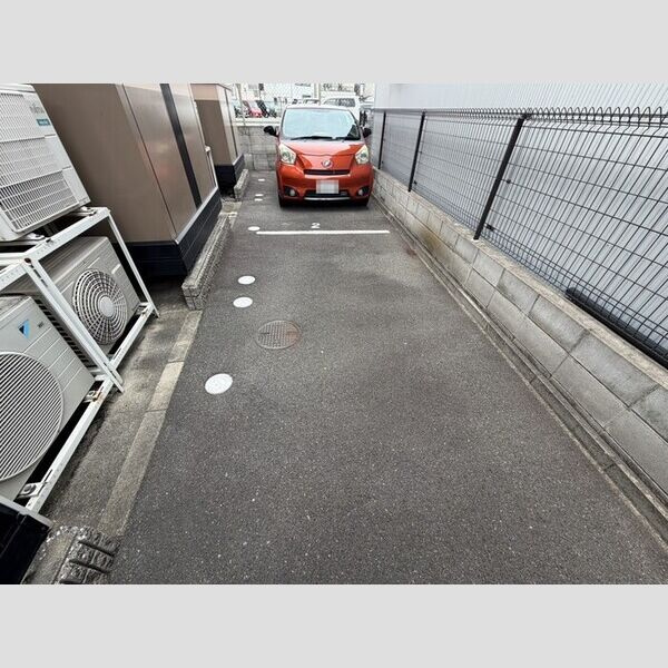 アディック東花園の駐車場