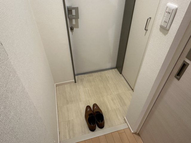 栄華マンションの玄関