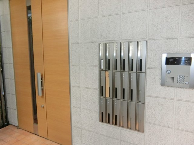 栄華マンションのエントランス