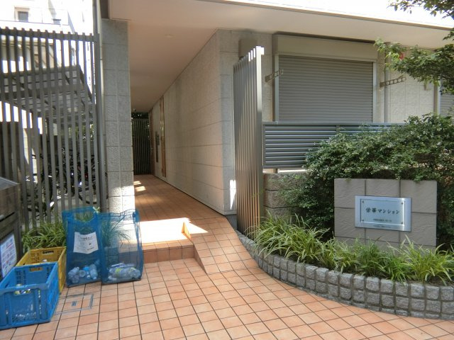 栄華マンションのエントランス