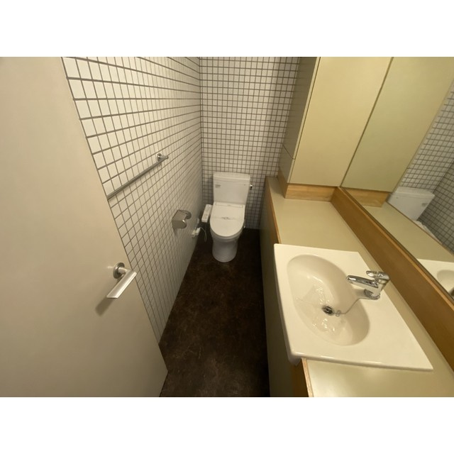 ポートタワー山下町のトイレ|落ち着いた色調のトイレです