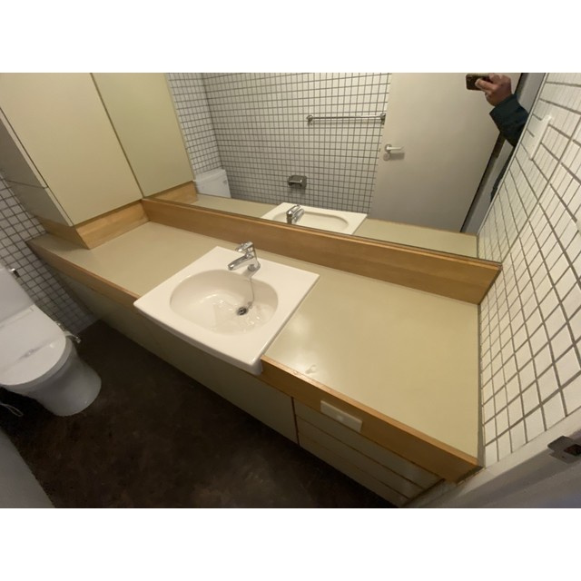 ポートタワー山下町の洗面所|明るい洗面所です