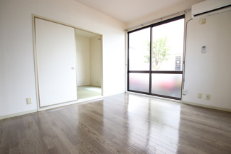 白を基調としたナチュラルタイプのお部屋です♪