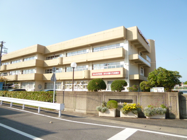 三郷市立八木郷小学校まで1300ｍ