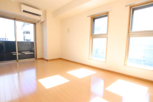 お部屋には小窓が2つついております！