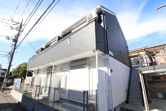 ★2階建ての南向きアパート★
