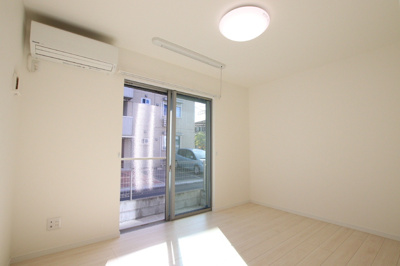 白を基調としたシンプルなお部屋です♪
