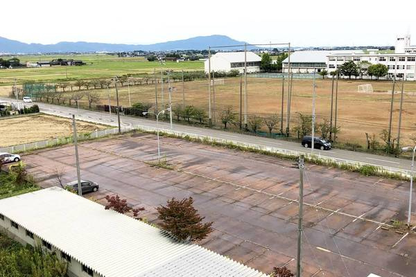ビレッジハウス燕2号棟の駐車場