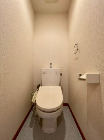 瑞光ハイツのトイレ|落ち着いた色調のトイレです