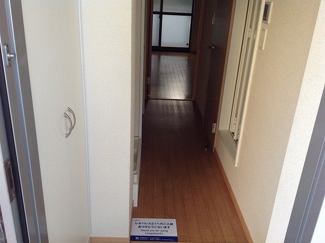 レオパレスラグレージュの玄関