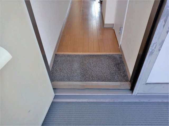 レオパレスリバティの玄関