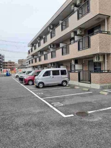 ラカーサ弐番館の駐車場