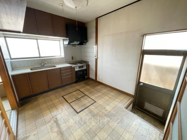 前橋市堀之下町中古一戸建てのキッチン|明るいキッチンです