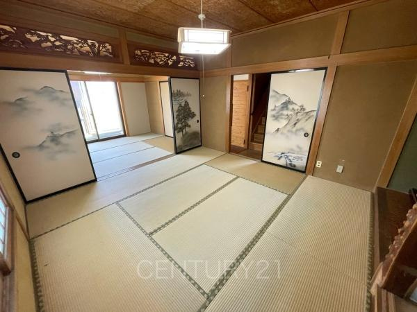 前橋市堀之下町中古一戸建ての和室|和室は続き間で開放感があります。
引き戸で仕切れますので状況に合わせた使い方ができます。